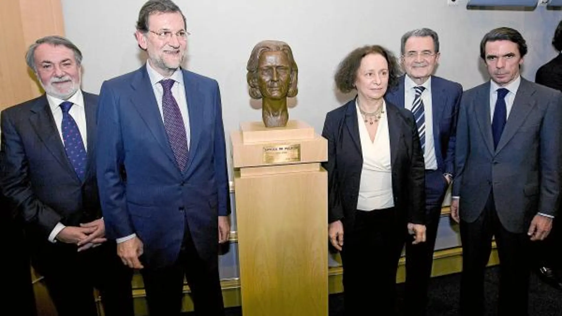 Rajoy y Aznar participaron ayer con otros dirigentes del PP en el homenaje a Loyola de Palacio que tuvo lugar en el Parlamento Europeo