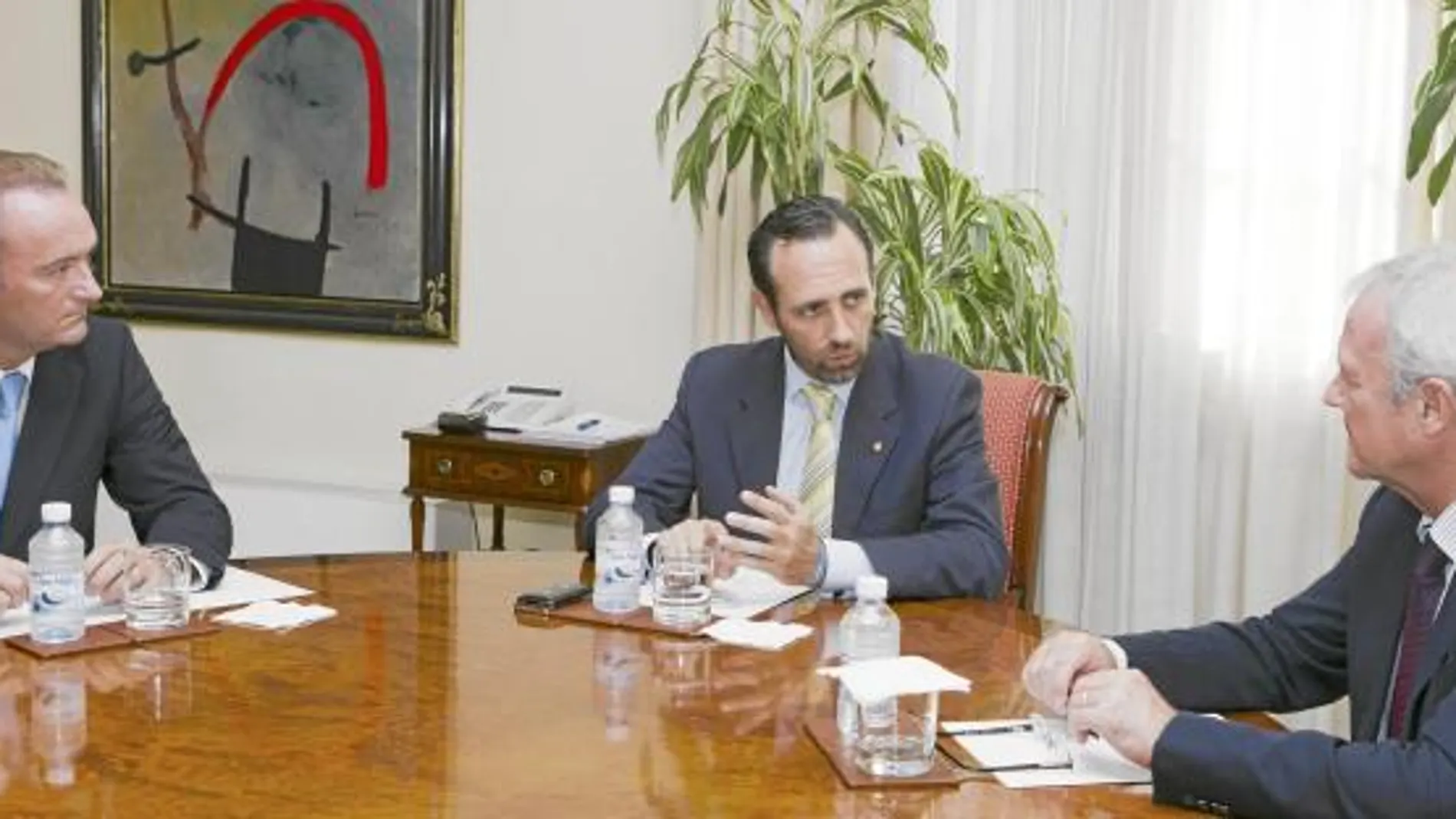 El presidente de la Generalitat Valenciana, Alberto Fabra, junto a su homólogo Balear y de Murcia, José Ramón Bauzá y, Ramón Luis Valcárcel, respectivamente, en la reunión de ayer