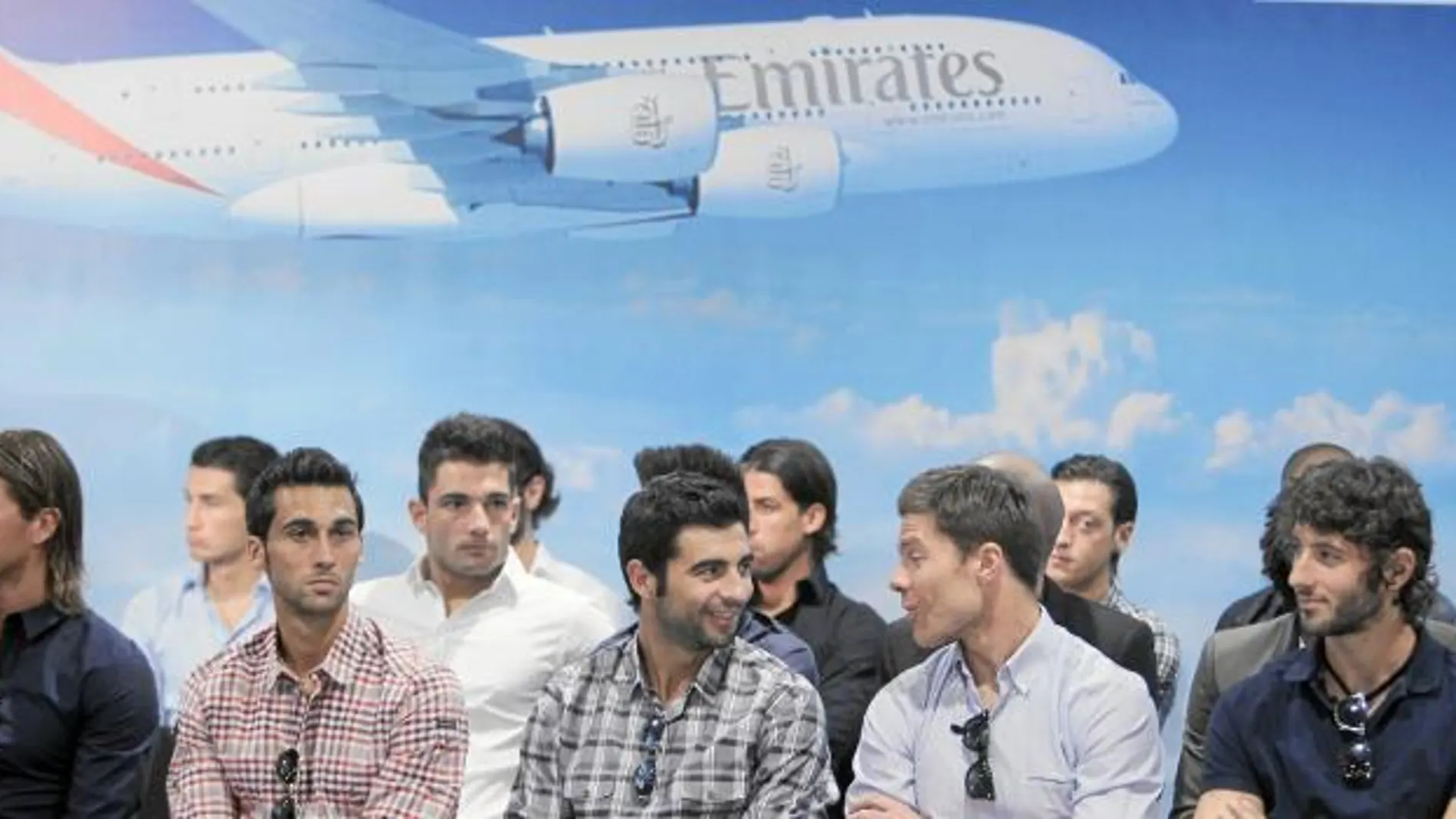De izquierda a derecha: Sergio Ramos, Arbeloa, Albiol, Xabi Alonso y Granero, en la firma del acuerdo del Madrid con Emirates