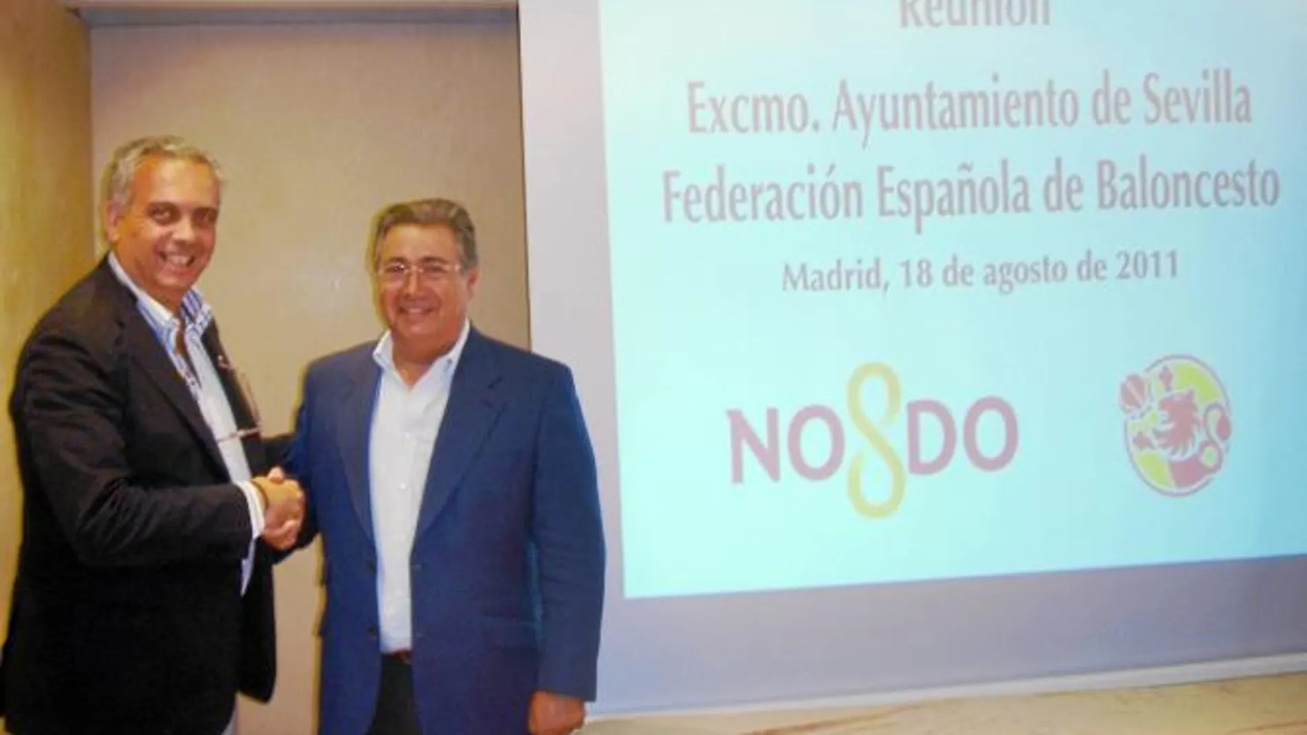 El alcalde, Juan Ignacio Zoido, y el presidente de la Federación de Baloncesto, José Luis Sáez