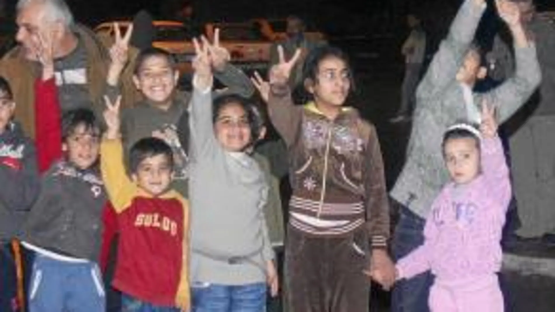 Palestinos celebran la salida de Mubarak ayer, en Gaza