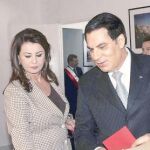 Leila Trabelsi vota junto a su marido Ben Ali, el presidente derrocado de Túnez
