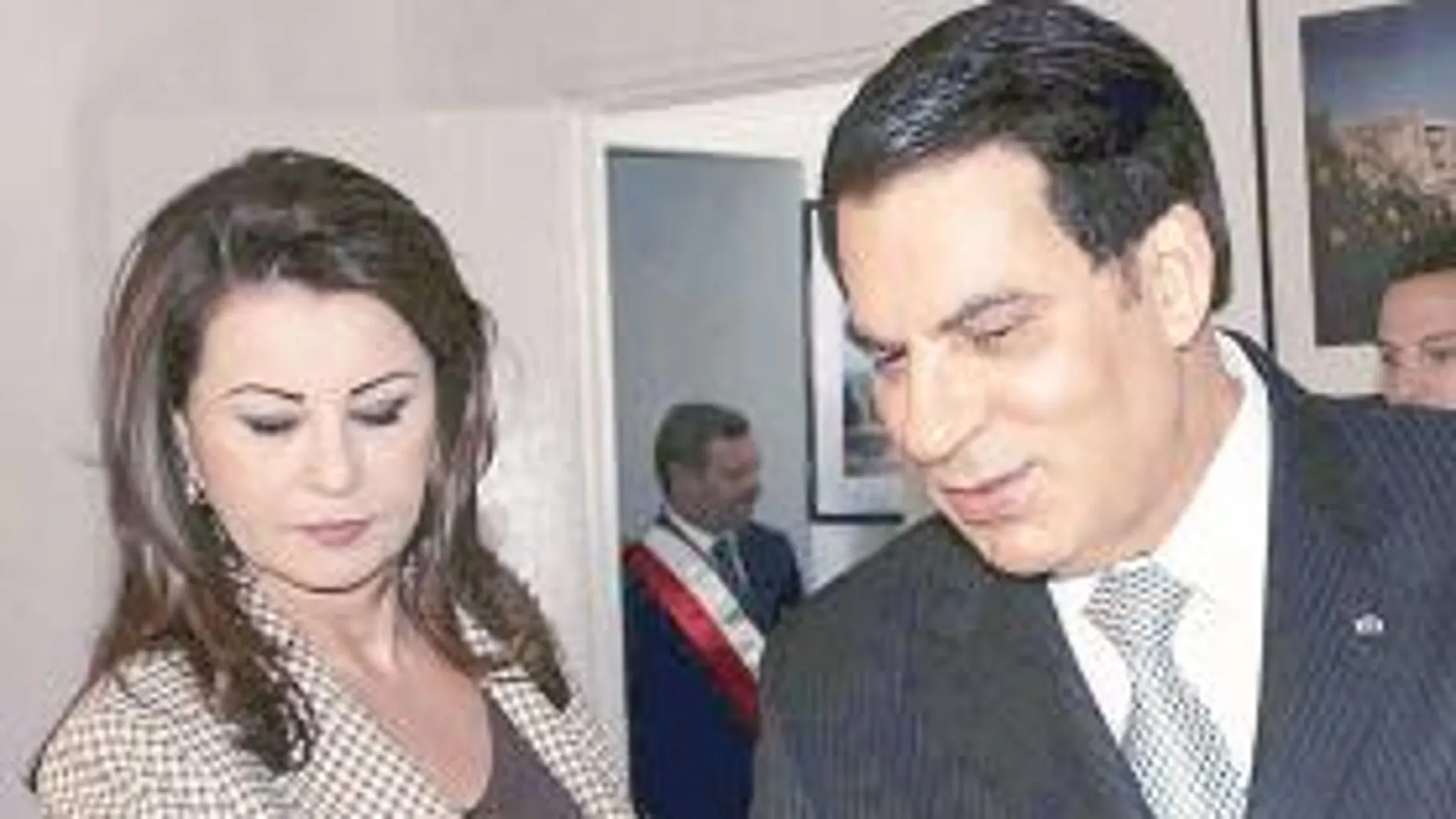 Leila Trabelsi vota junto a su marido Ben Ali, el presidente derrocado de Túnez