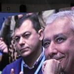 El presidente del PP-A, Javier Arenas, en una de las pantallas gigantes, sigue la intervención del máximo dirigente del partido, Mariano Rajoy