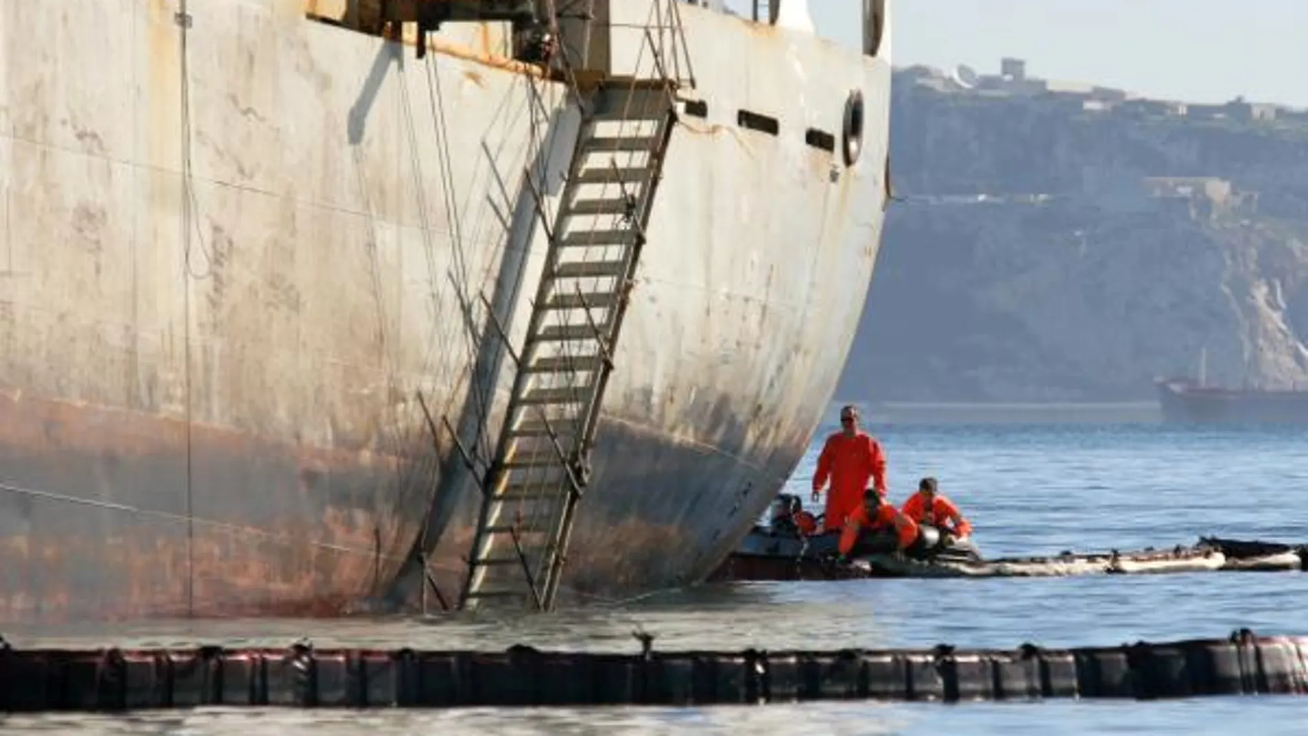 Imagen de la extracción de fuel del buque frigorífico "Sierra Nava", que tras encallar el 28 de enero de 2007en la bahía de Algeciras. 18-2-2007