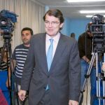 El nuevo alcalde de Salamanca bromea con algunos periodistas durante la rueda de prensa de ayer