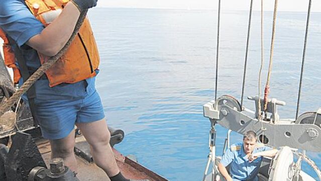 Un marino ruso se prepara para rescatar a un submarino portugués