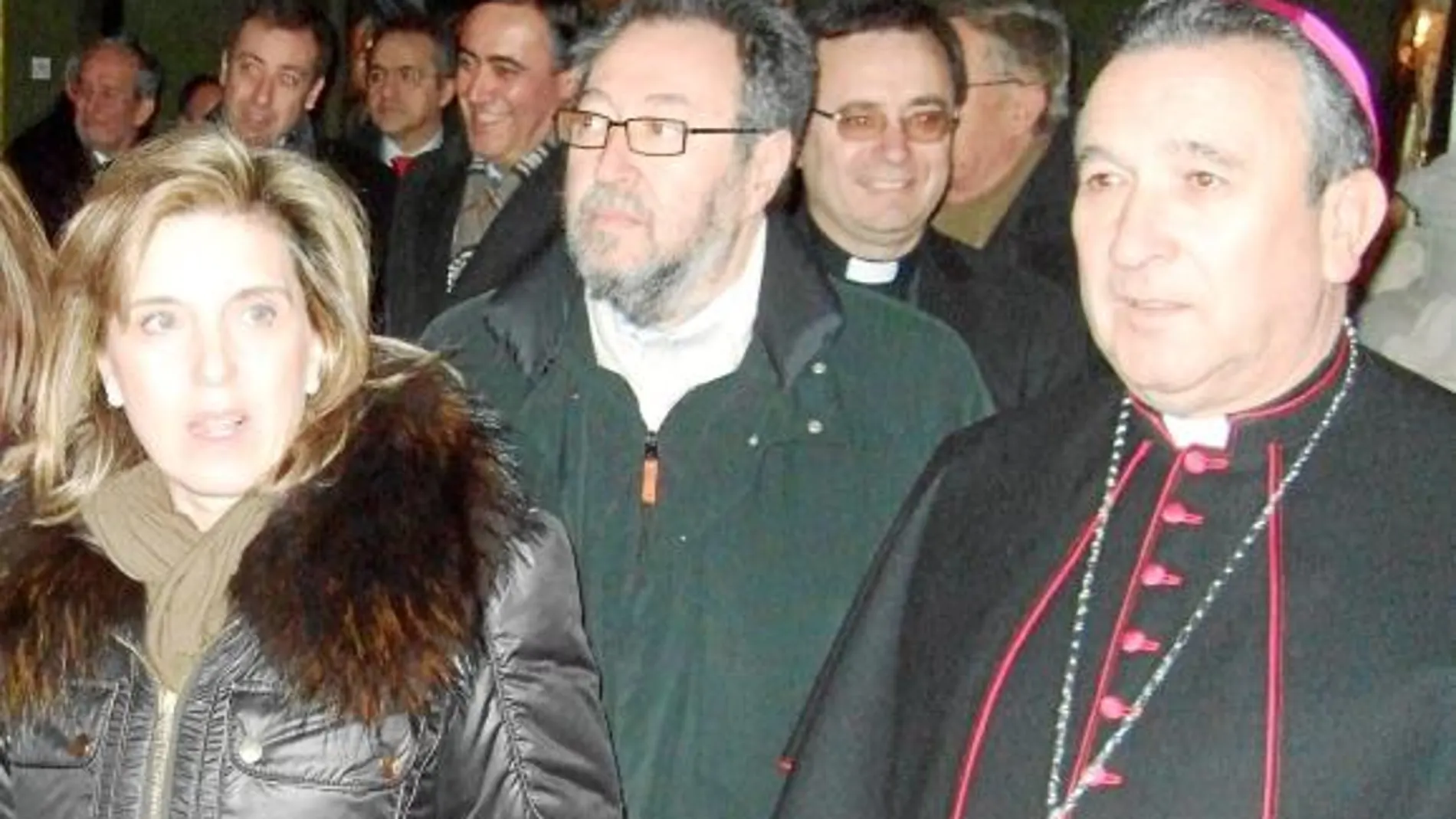 El obispo de Osma-Soria, Gerardo Melgar Viciosa; la consejera de Cultura, María José Salgueiro; y Carlos de la Casa