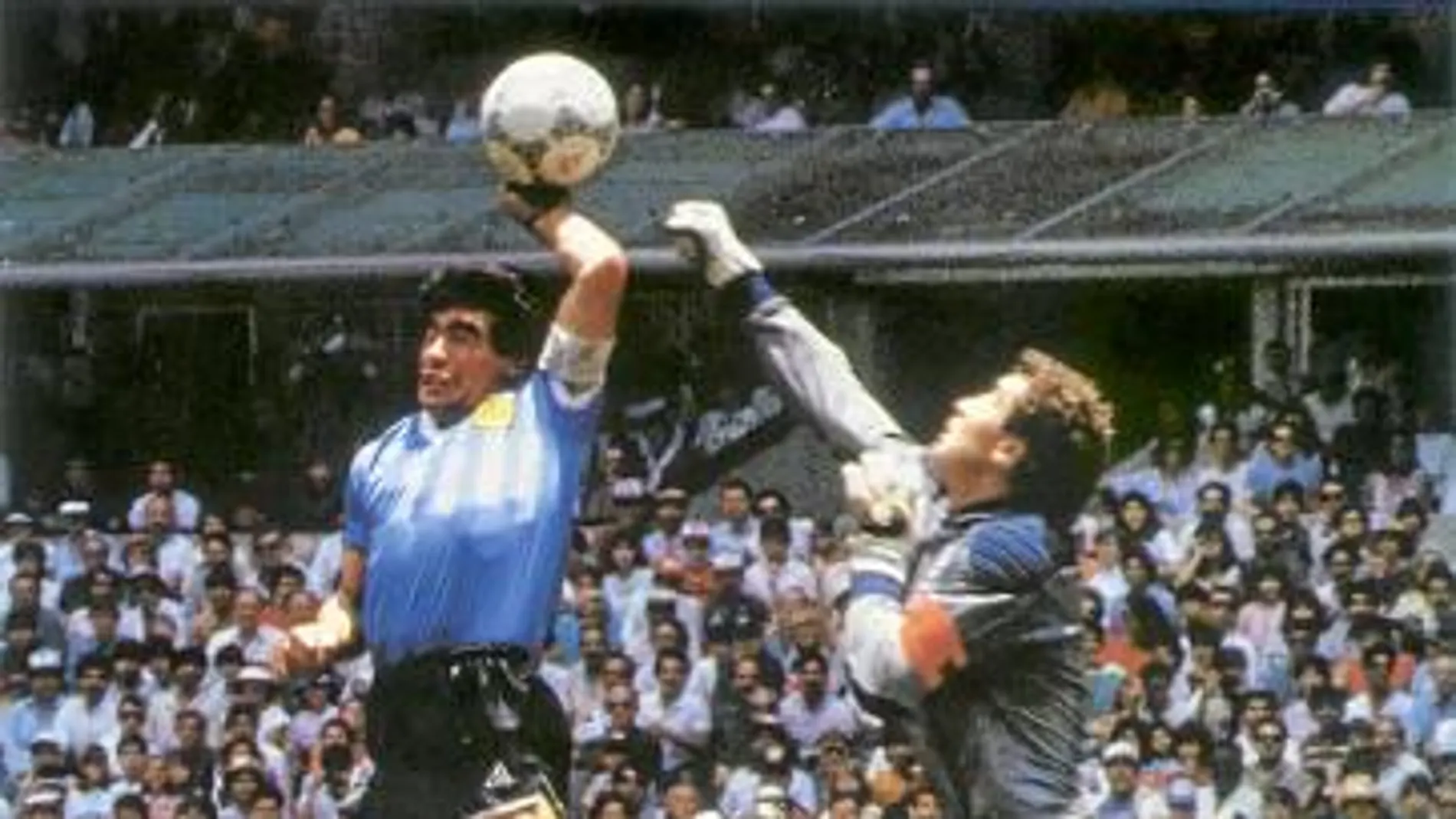 Maradona marca con la mano el primer gol del encuentro de cuartos de final entre Inglaterra y Argentina