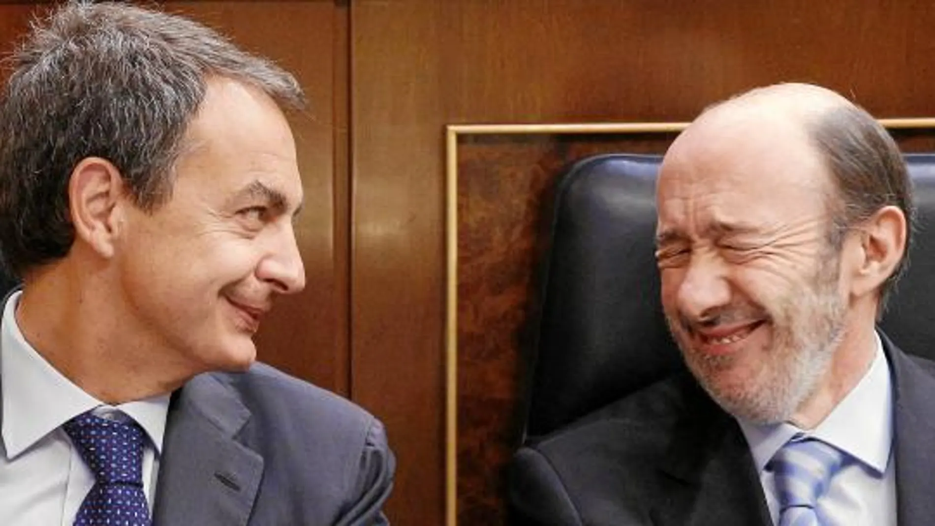 Zapatero se lía con el 15-M y Rubalcaba no hace nada
