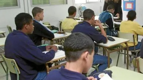 La atención individualizada y la integración social de inmigrantes, son factores básicos para lograr el éxito educativo