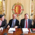 El consejero de Fomento, Antonio Silván, y el alcalde de valladolid, Javier León de la Riva, firman el acuerdo