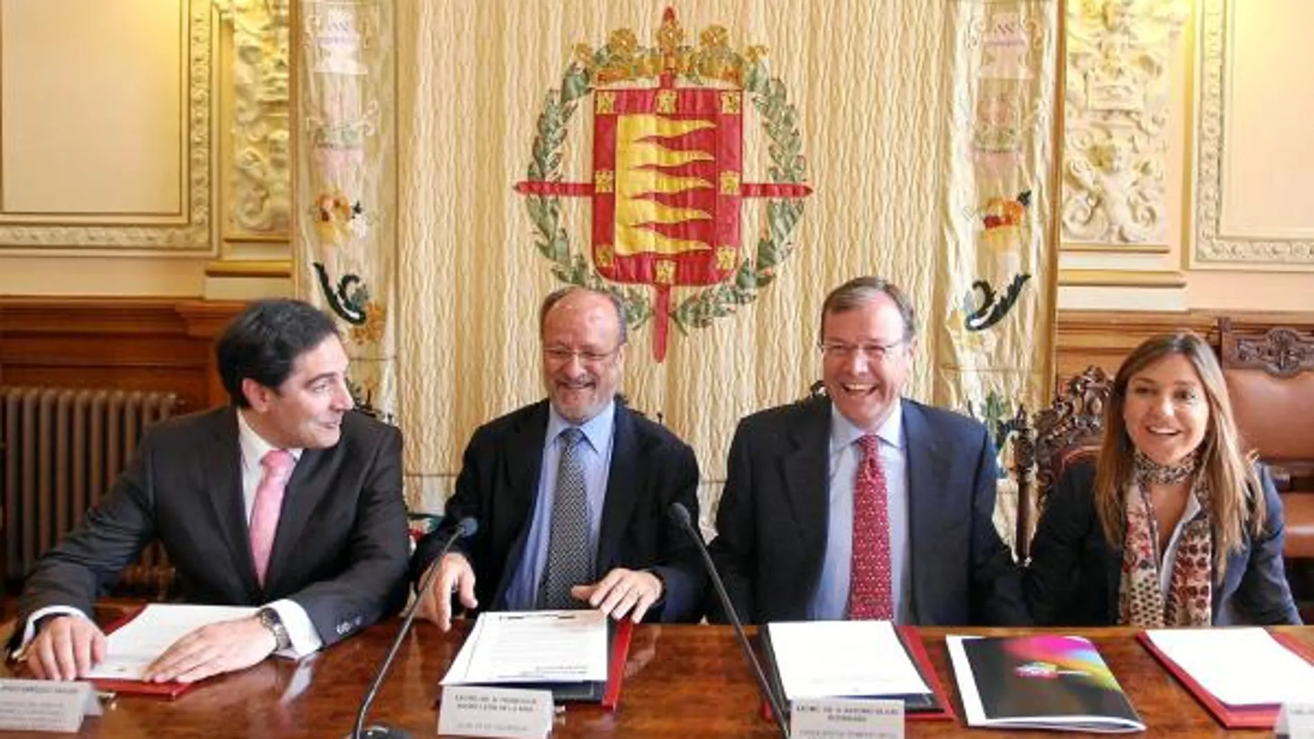 El consejero de Fomento, Antonio Silván, y el alcalde de valladolid, Javier León de la Riva, firman el acuerdo
