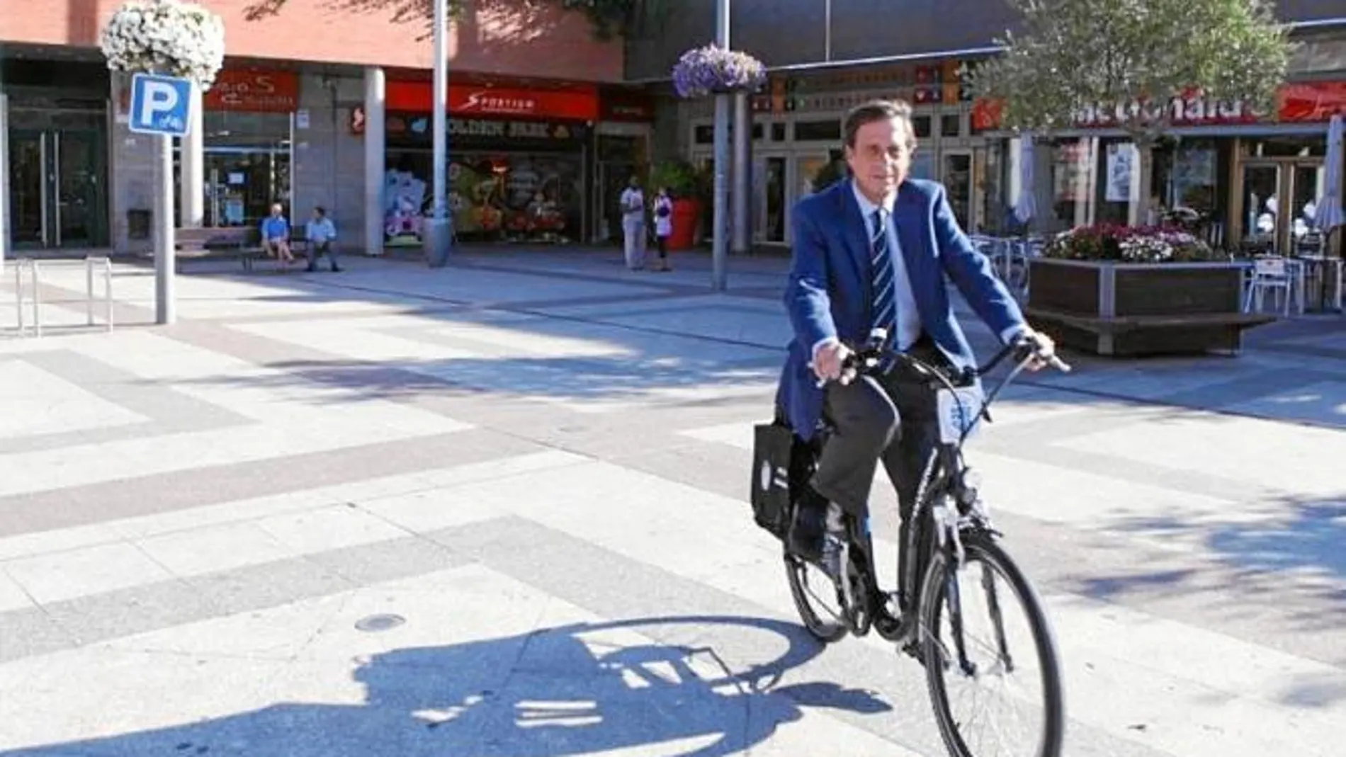 El alcalde de Alcobendas, Ignacio García de Vinuesa, en una de las bicicletas