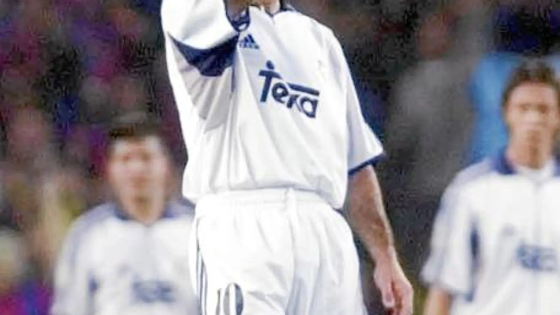 Figo, en su primer partido con el Madrid en el Camp Nou