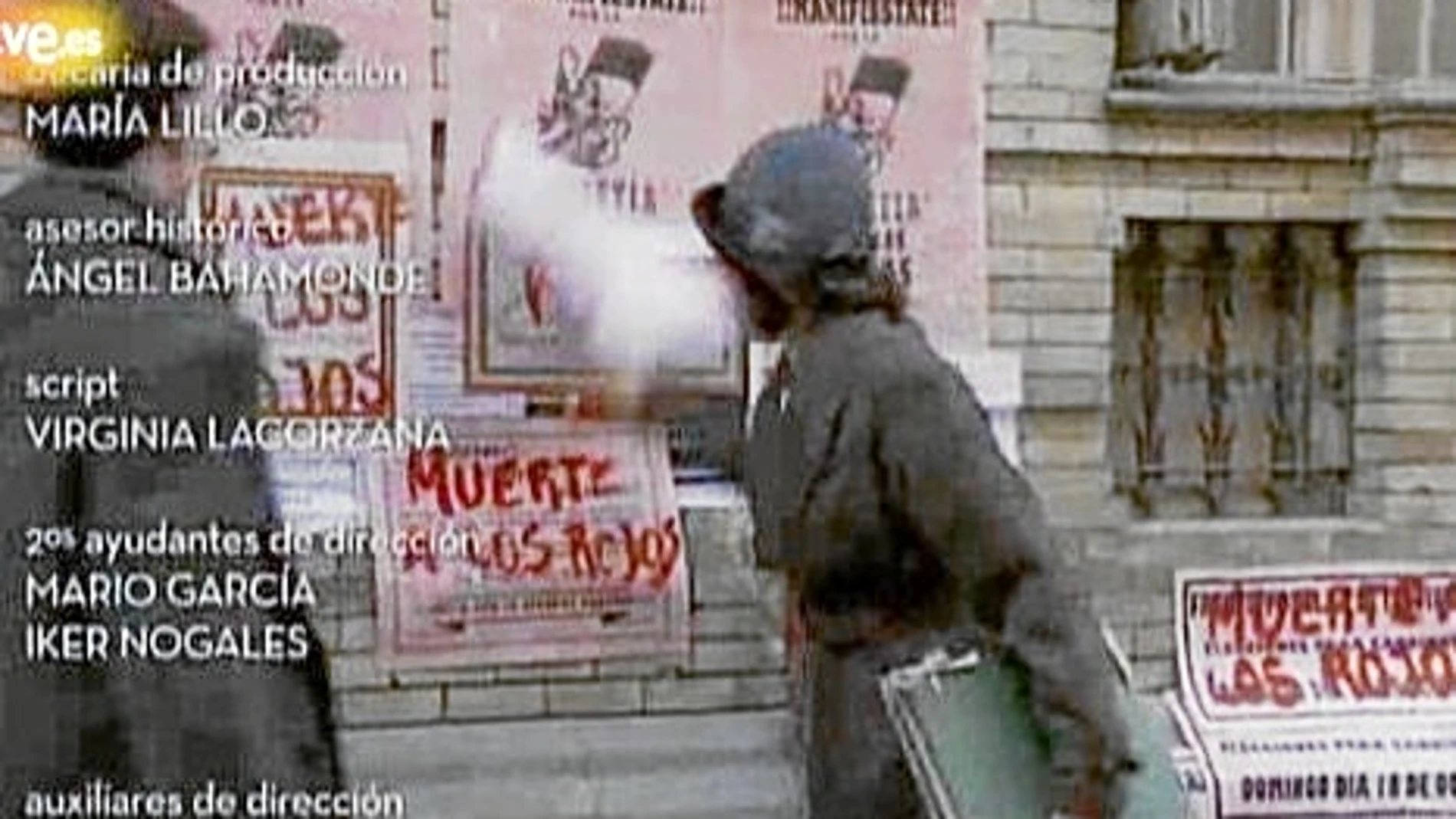 Una de las escenas de la serie muestra una pared empapelada con carteles que incitan a la violencia: «Muerte a los rojos»