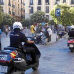 Los agentes que patrullan las calles de Lavapiés alertan de la dificultad de realizar su trabajo