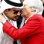 En la imagen, el británico Bernie Ecclestone (d), hablando con el príncipe heredero de Bahréin, el jeque Salman Bin Hamad Al Jalifa, en el circuito internacional de Bahrein, en Sakhir.