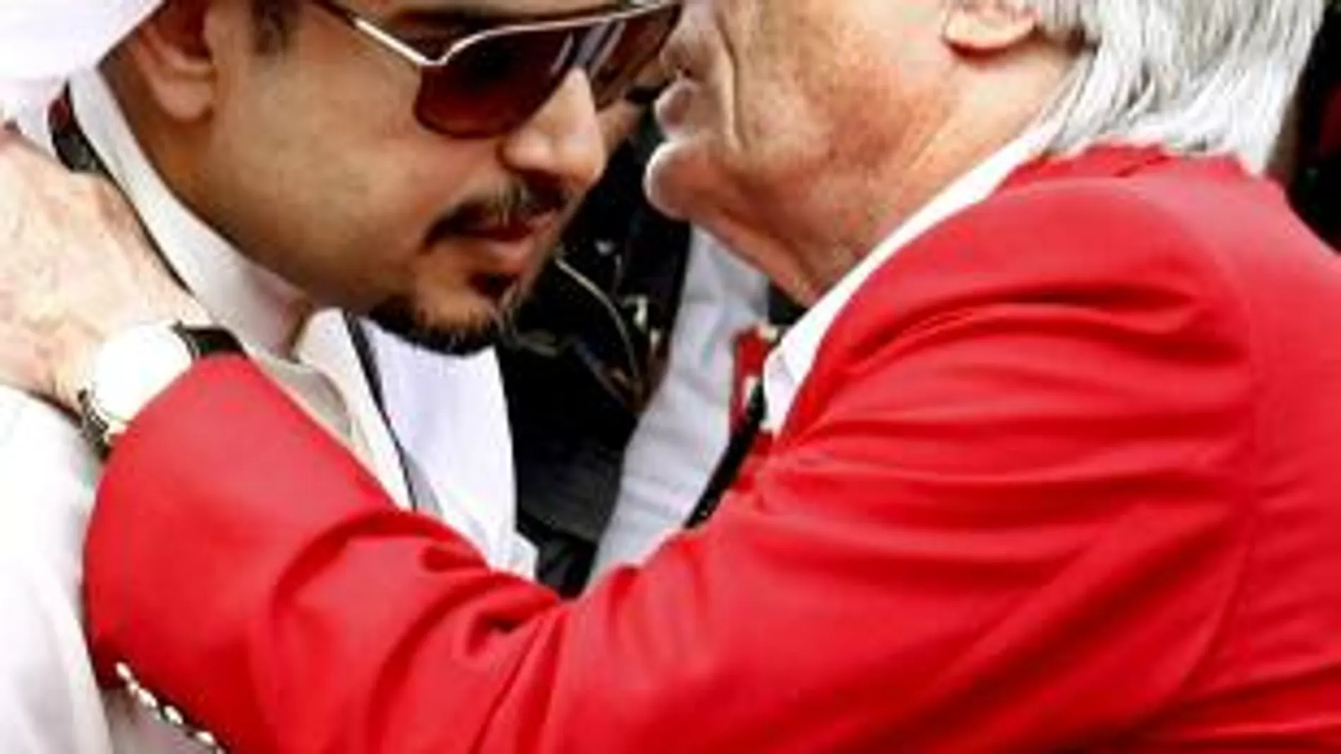En la imagen, el británico Bernie Ecclestone (d), hablando con el príncipe heredero de Bahréin, el jeque Salman Bin Hamad Al Jalifa, en el circuito internacional de Bahrein, en Sakhir.