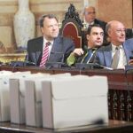 La bancada socialista, con el alcalde al frente, durante un momento de la celebración del Pleno