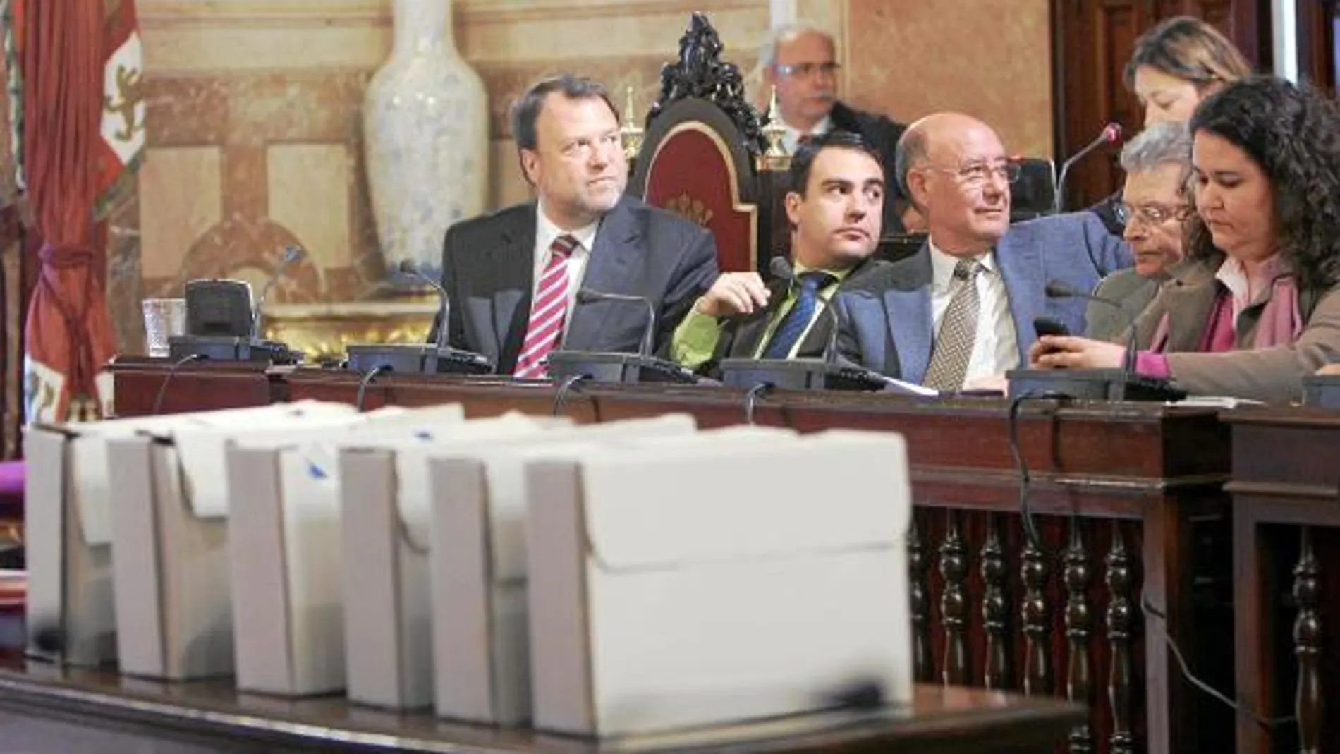 La bancada socialista, con el alcalde al frente, durante un momento de la celebración del Pleno