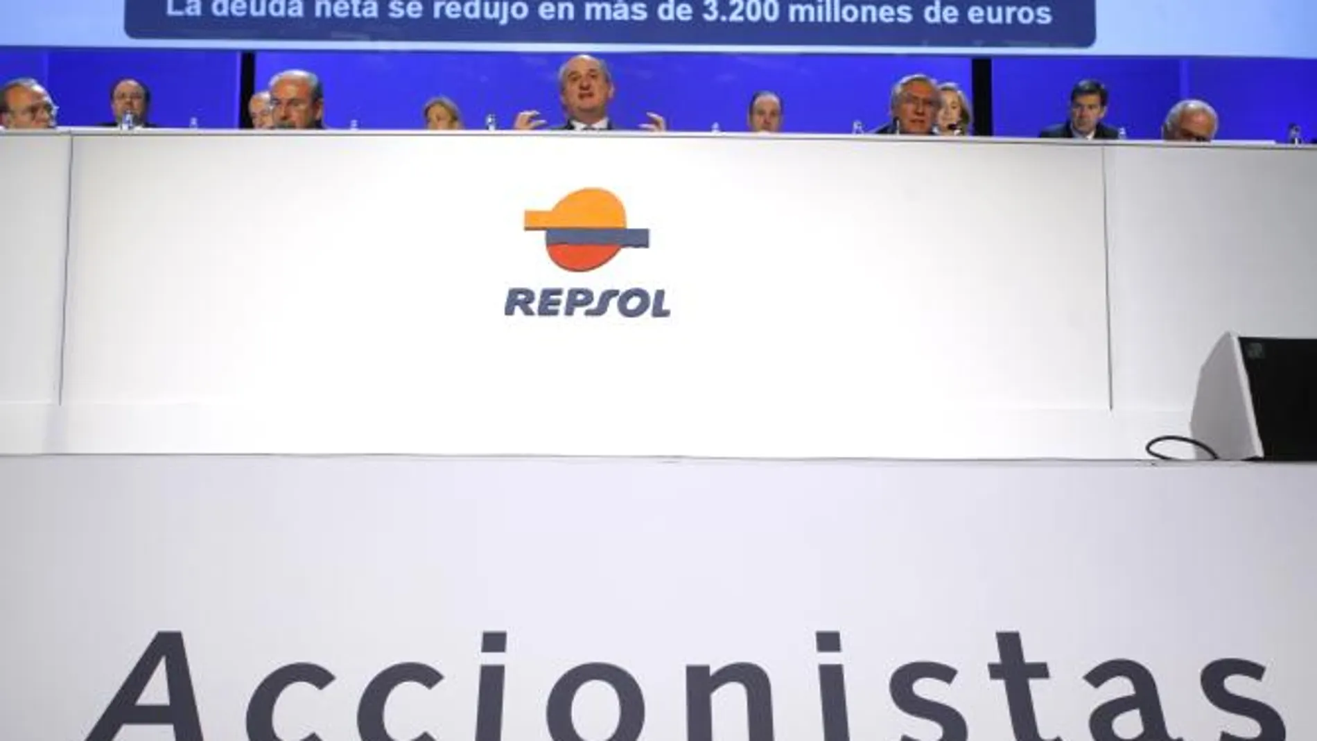 Repsol compra a Sacyr la mitad de su participación en la petrolera