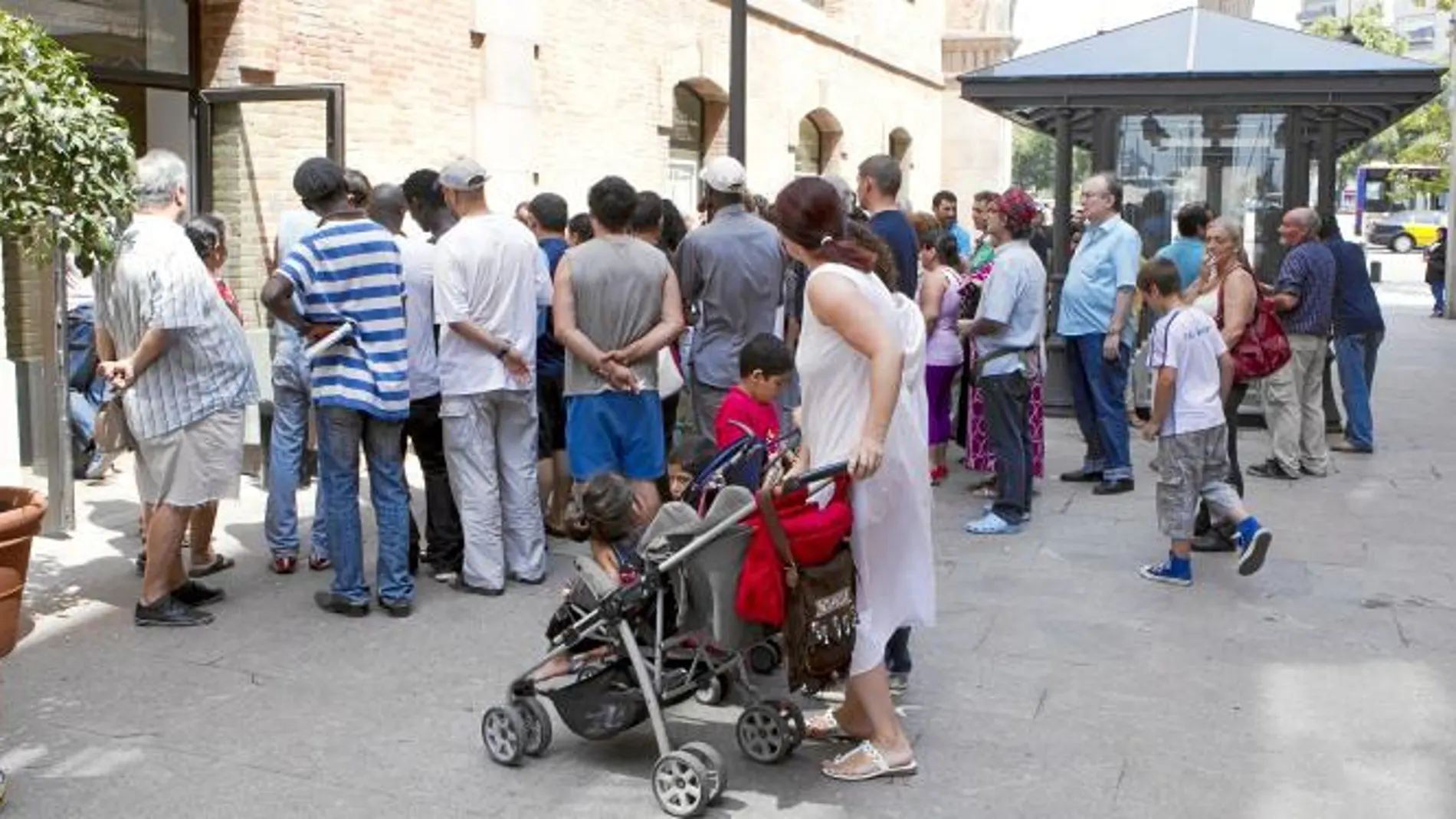 Los afectados reclamando el viernes sus ayudas ante Bienestar