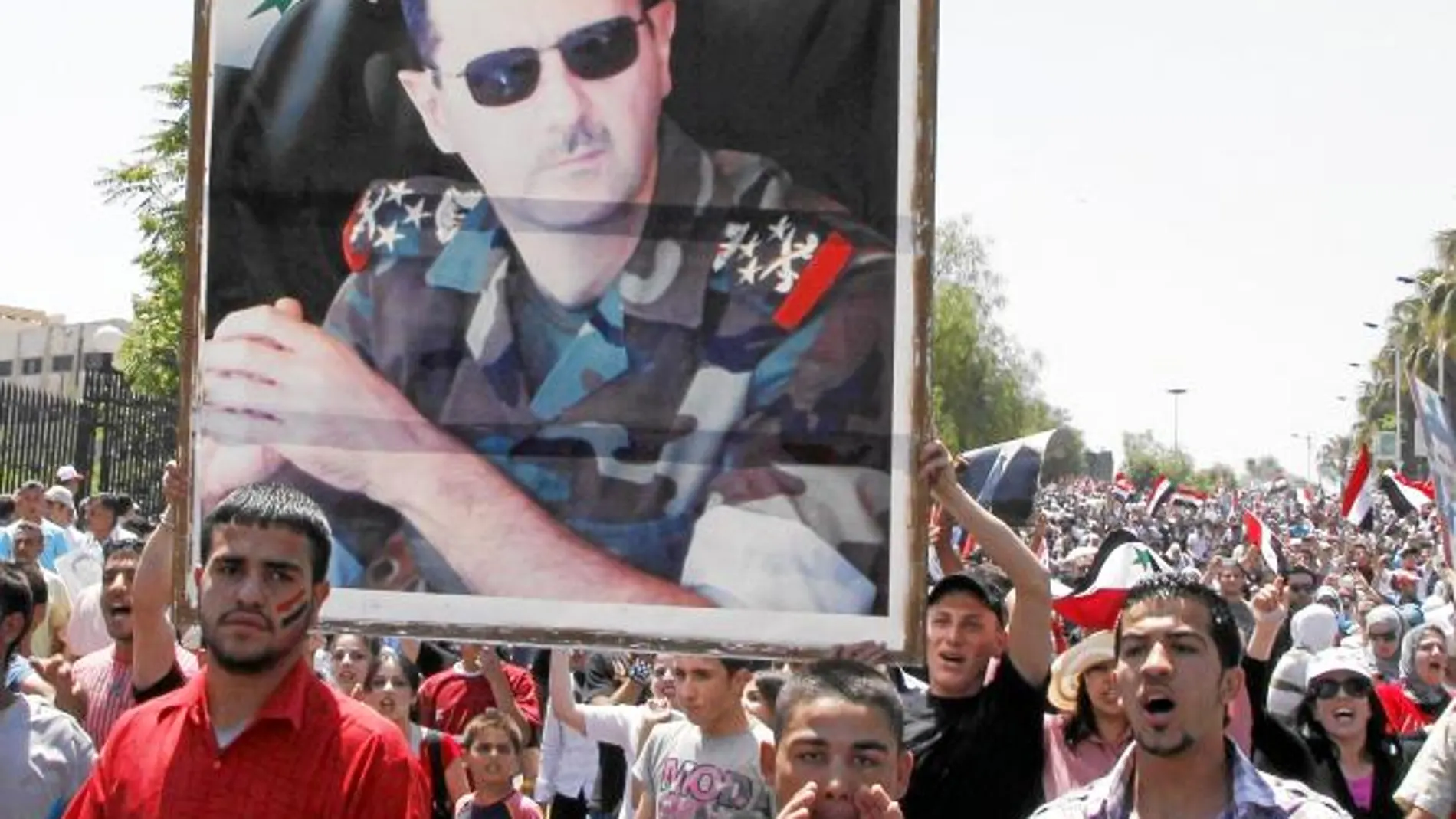 Miles de sirios, ayer, mostraron su apoyo al presidente