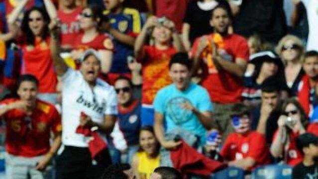 El jugador de España Calvaro Negredo (d) celebra su gol ante Estados Unidos con su compañero de equipo Alvaro Arbeloa (i)