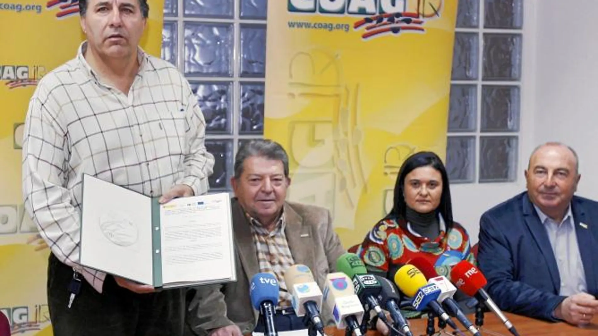 Francisco Gil y Pedro Lencina (izq), durante el balance que la organización agraria COAG realizó ayer