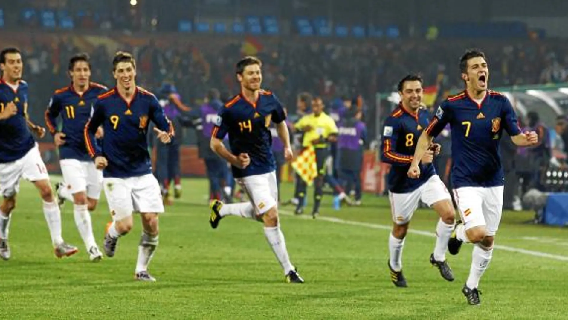 Xavi, Xabi Alonso, Torres, Capdevila y Busquets persiguen a Villa tras el primer gol