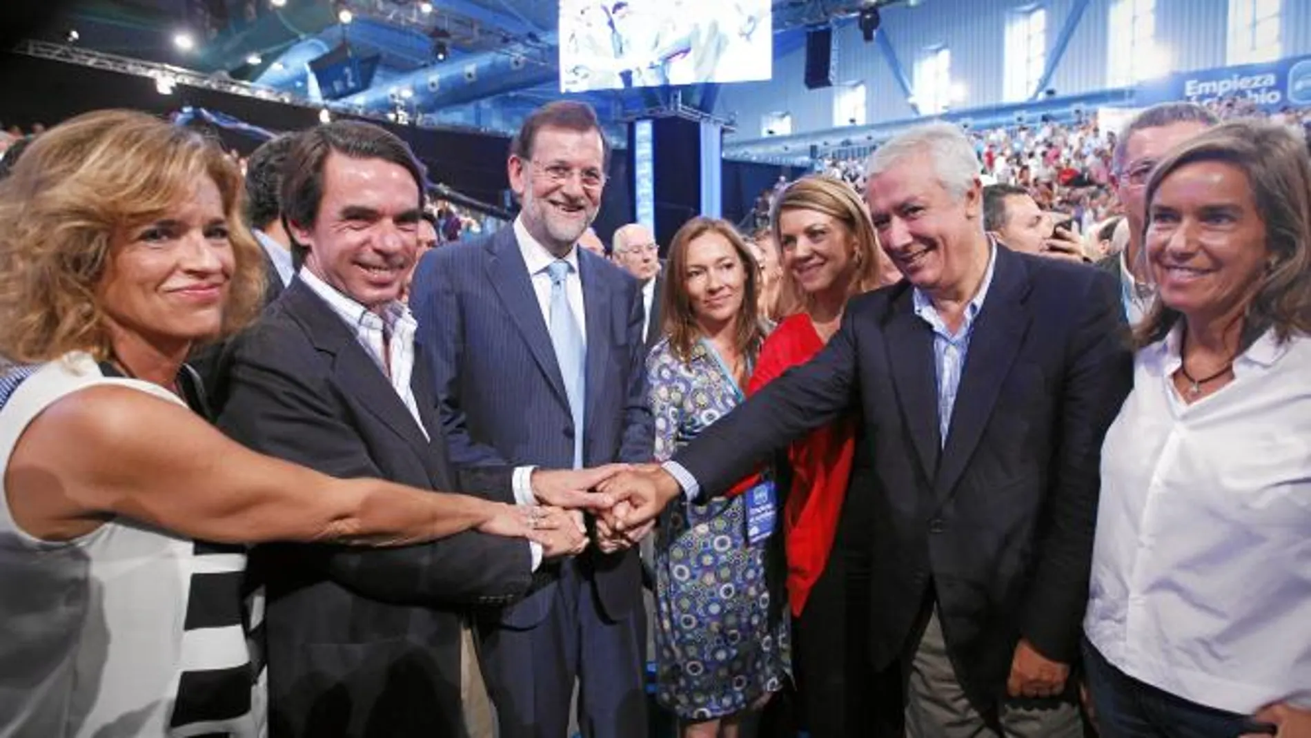De izquierda a derecha, Ana Botella, José María Aznar, Mariano Rajoy, Elvira Fernández, María Dolores de Cospedal, Javier Arenas, Alberto Ruiz-Gallardón y Ana Mato