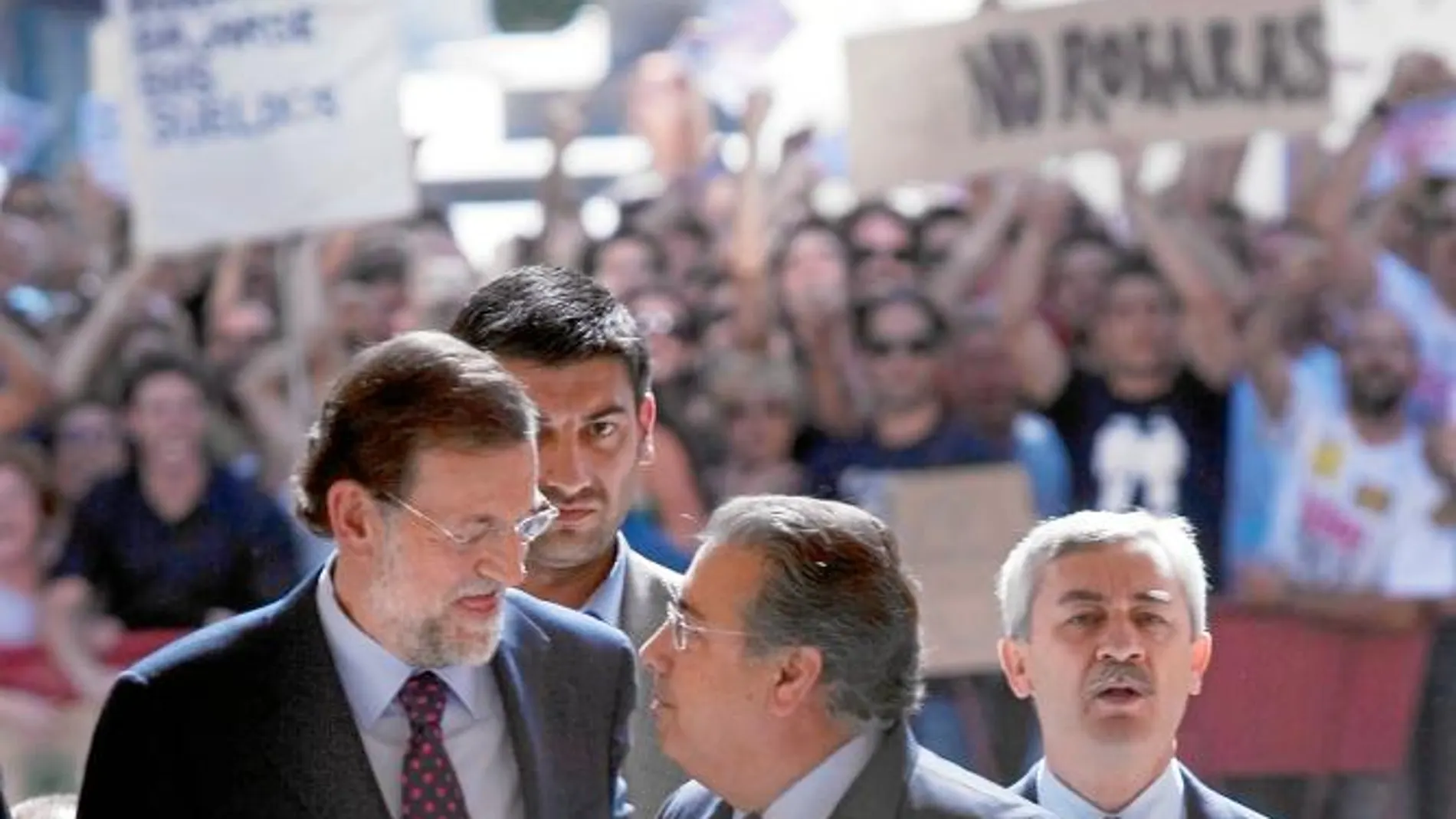 El nuevo alcalde, Juan Ignacio Zoido, a su entrada en el Ayuntamiento, junto a Mariano Rajoy