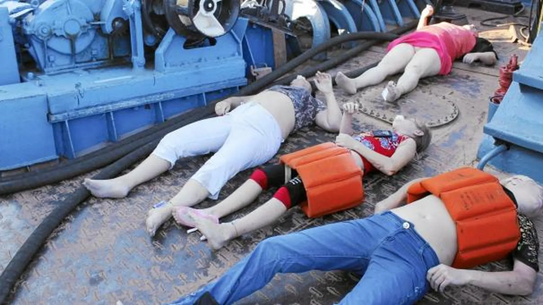 Imagen facilitada por el Ministerio de Emergencias de Tatarstán que muestra los cadáveres de cuatro víctimas del naufragio