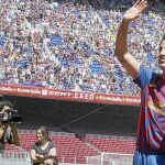 Fàbregas saluda a las 35.000 personas que acudieron a su presentación