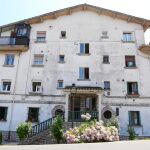 En este edificio de Rentería se localizaría la vivienda materna donde se refugió el etarra el pasado abril