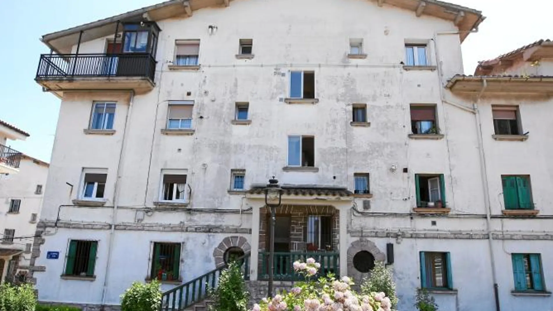 En este edificio de Rentería se localizaría la vivienda materna donde se refugió el etarra el pasado abril