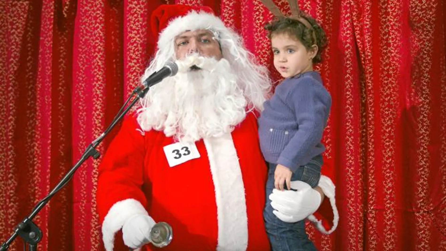 Cientos de personas participaron en el casting que convocó un centro comercial el viernes para contratar a un Papá Noel. Algunos eran titulados universitarios