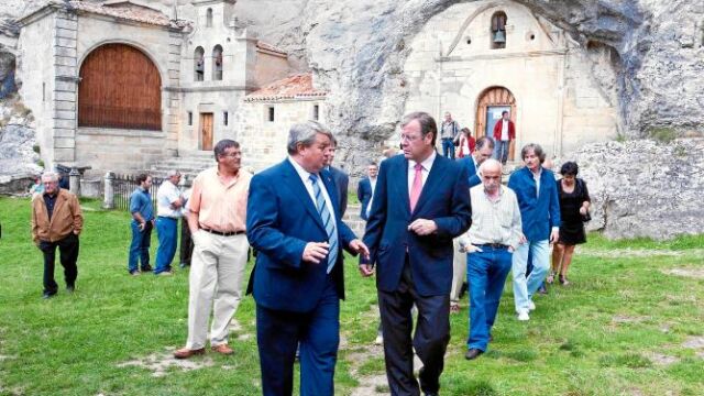 Antonio Silván visita la Cueva y Ermita de San Bernabé, en la localidad burgalesa de Quintanilla del Rebollar