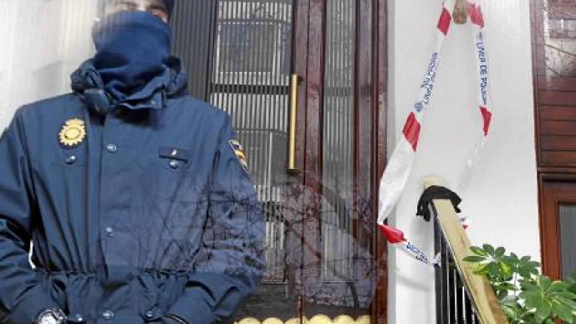 Un agente custodiaba ayer el portal, el número 25 de Ríos Rosas