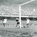 bARBOSA, EL PORTERO BRASILEÑO, tumbado boca abajo, no quiere ver cómo entra el disparo de Ghiggia. El gol del «Maracanazo»