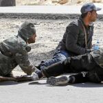 Milicianos rebeldes, ayer, en las afueras de Ajdabiya, ciudad aún en poder de Gadafi