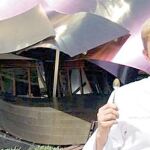 José Ramón Piñeiro, frente al edificio diseñado por Gehry