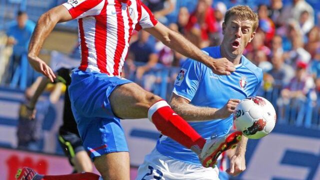 Perfecto control de Adrián ante la oposición de Sergio Fernández, su sombra