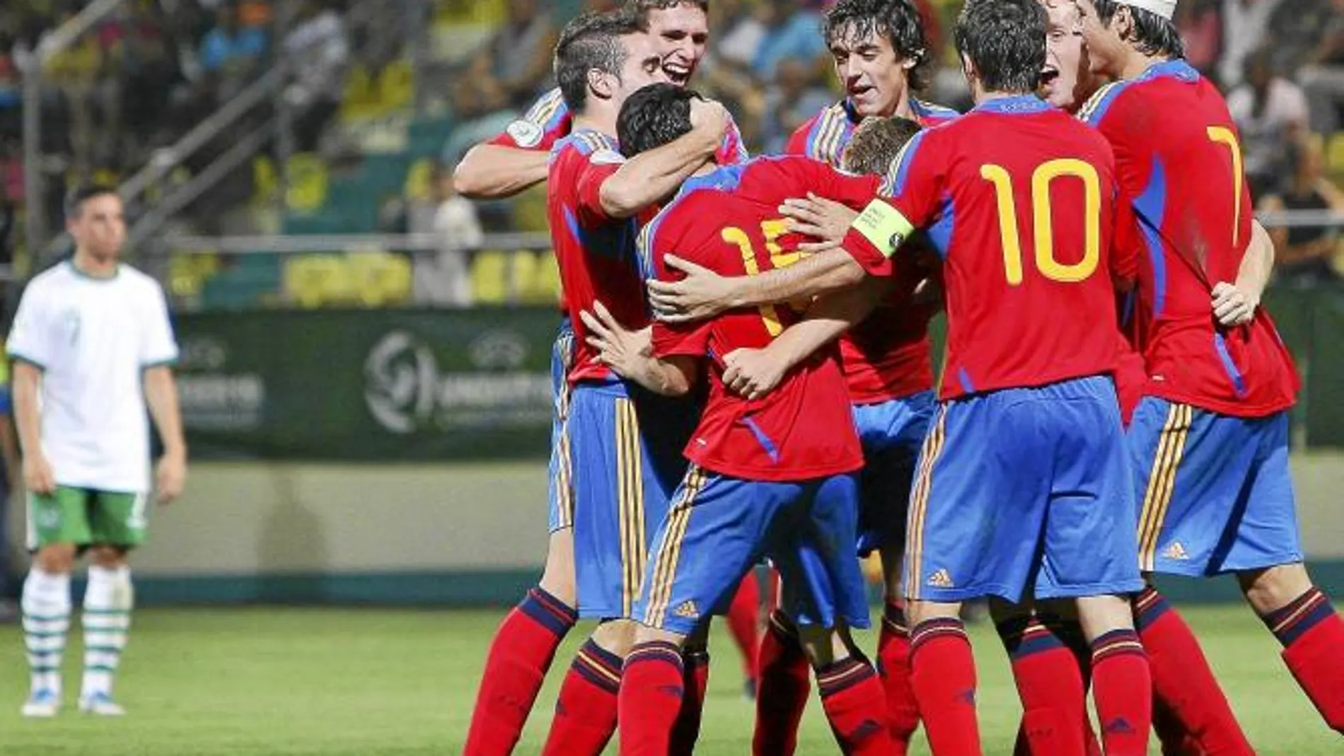 Los jugadores españoles celebran el gol de Juanmi, el tercero de España contra Irlanda