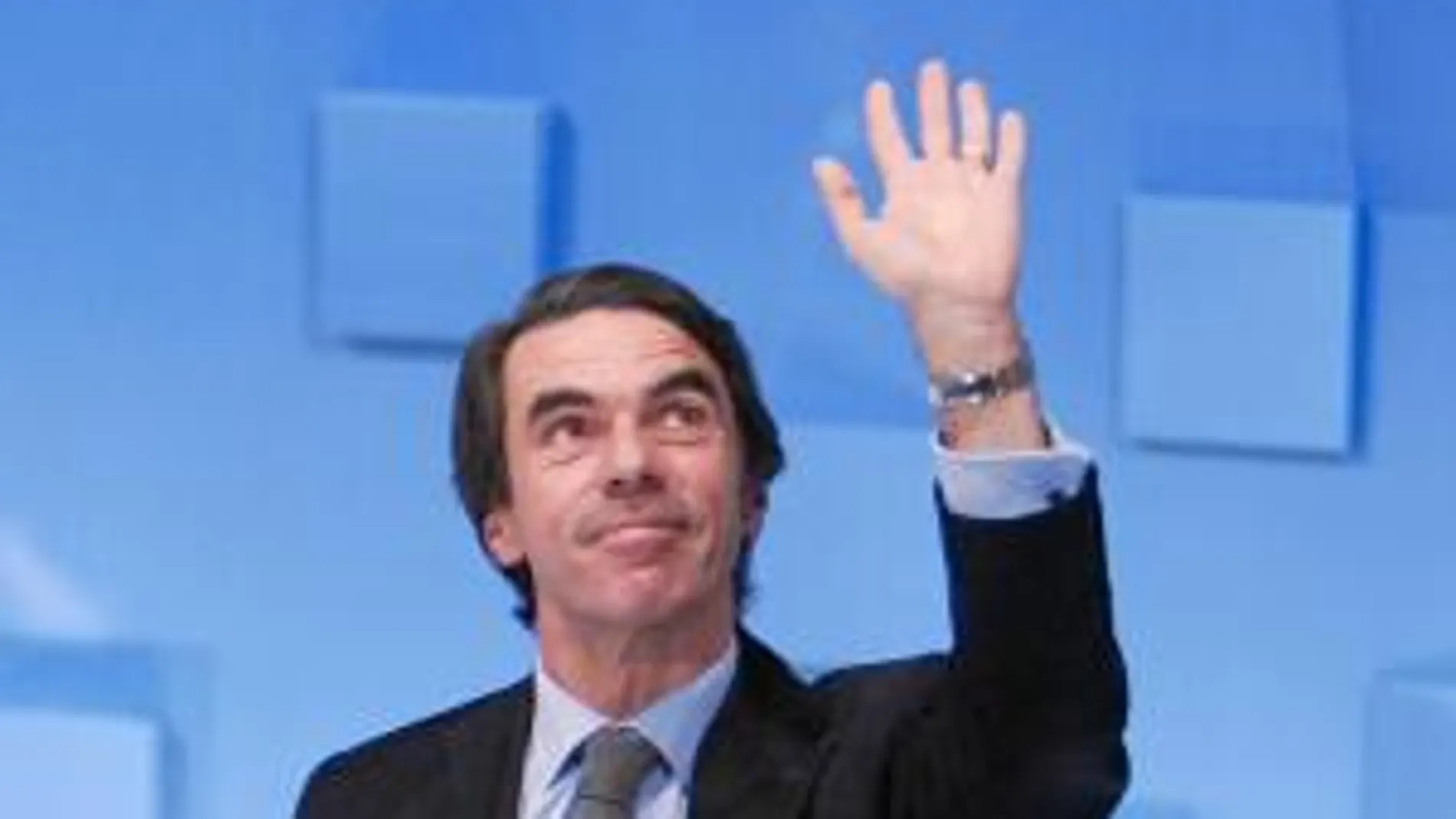 Aznar participó ayer en la inauguración de la Convención Nacional con la que el PP quiere dar un impulso al «cambio»