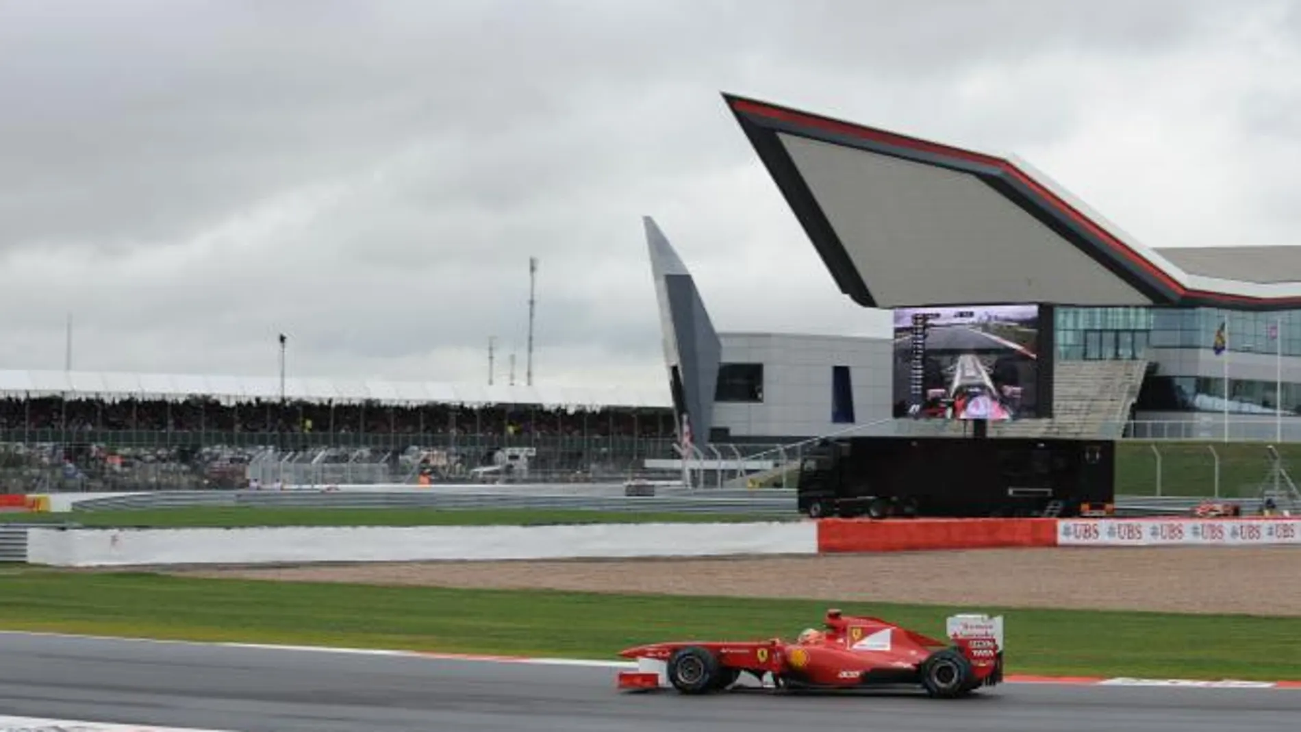 Alonso acabó segundo a apenas 63 milésimas de Vettel