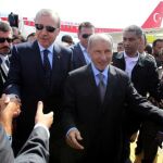 Erdogan reza en la Plaza Verde de Trípoli junto con las nuevas autoridades