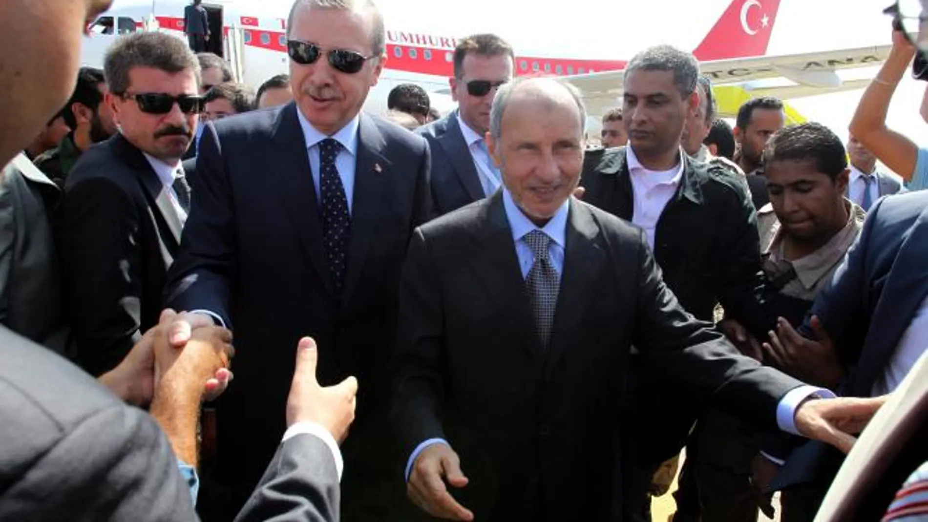 Erdogan reza en la Plaza Verde de Trípoli junto con las nuevas autoridades