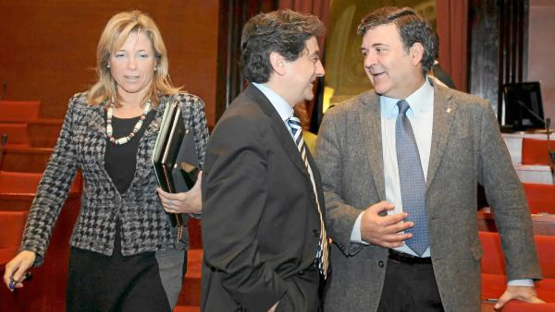 Ortega (UDC) pasa por delante de Millo (PP) y López Tena (SI), que ayer pidió la dimisión de la vicepresidenta